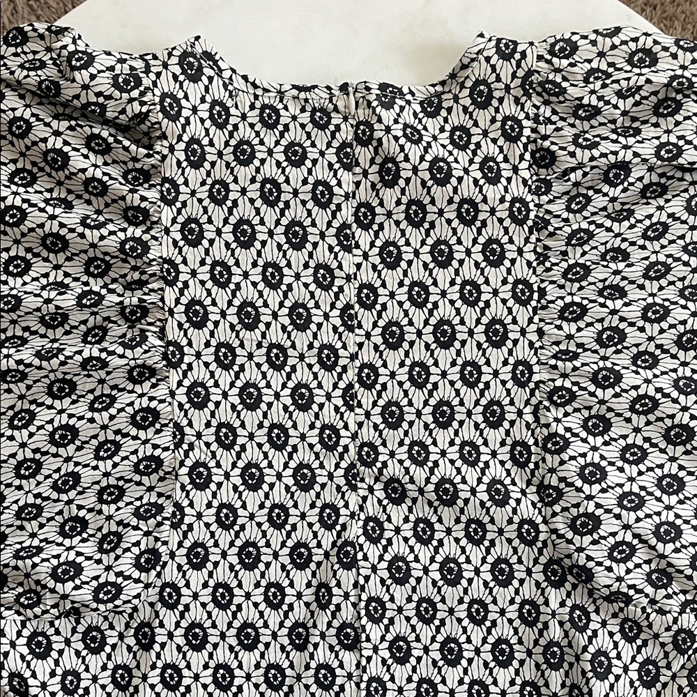 Beulah Top Size ONE Black White Long Puff Sleeve Lace-Like Pattern - Picture 11 of 13